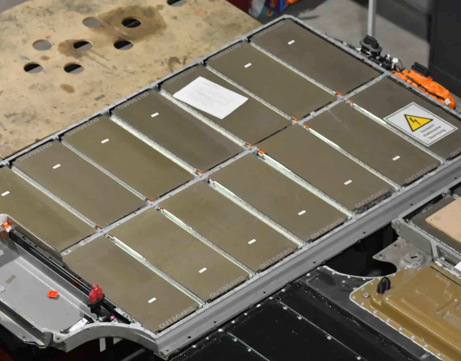 Geöffnete Tesla Hochspannungsbatterie mit ihren Modulen