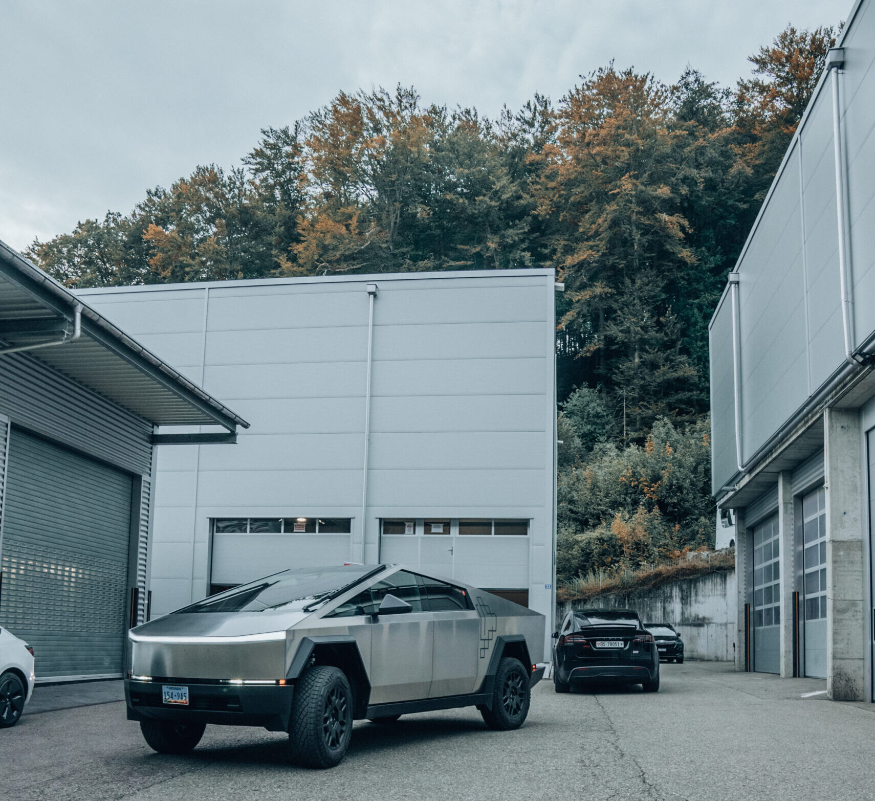 Hauptgebäude Revoltaris GmbH und Cybertruck