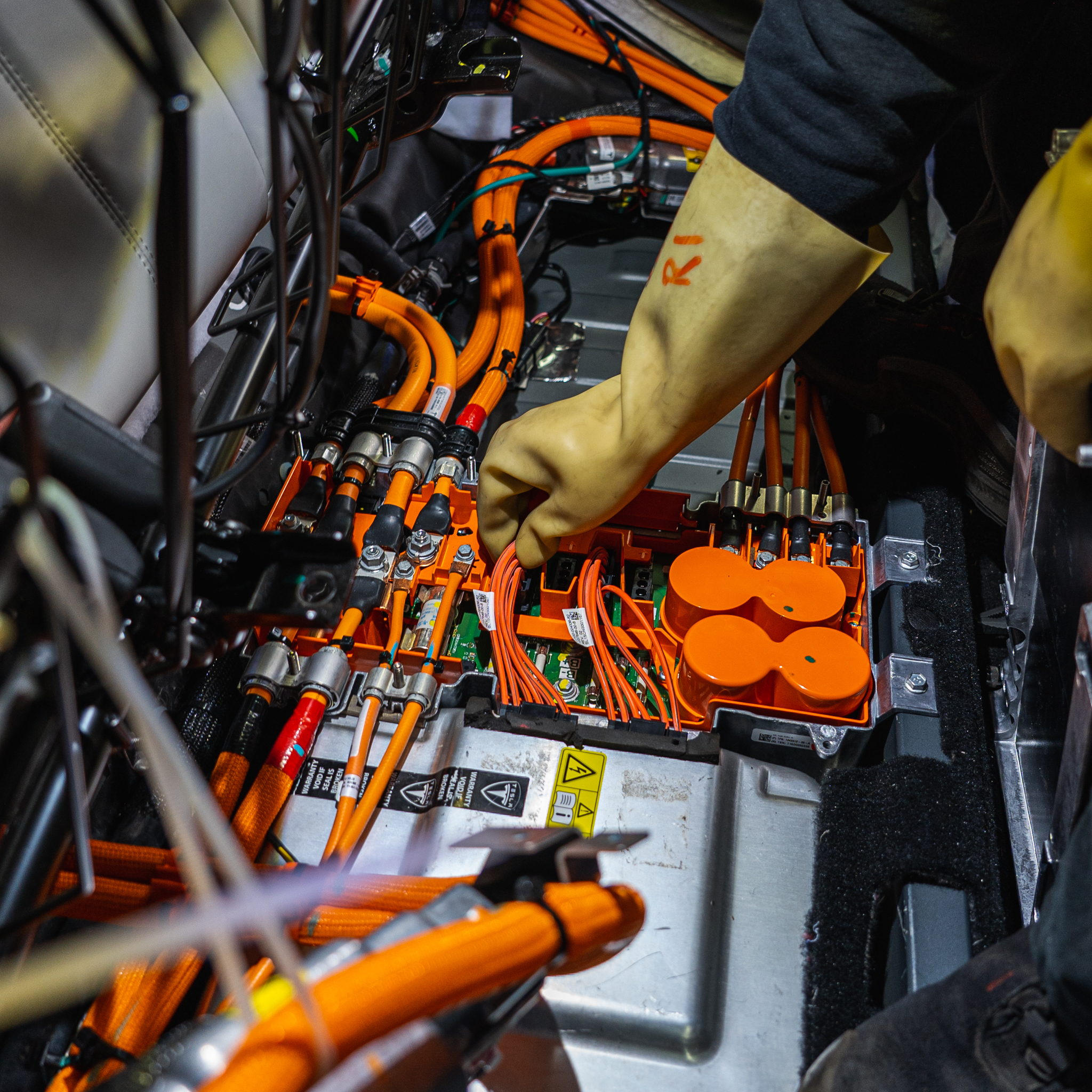 Gary Meier arbeit an Tesla Elektronik