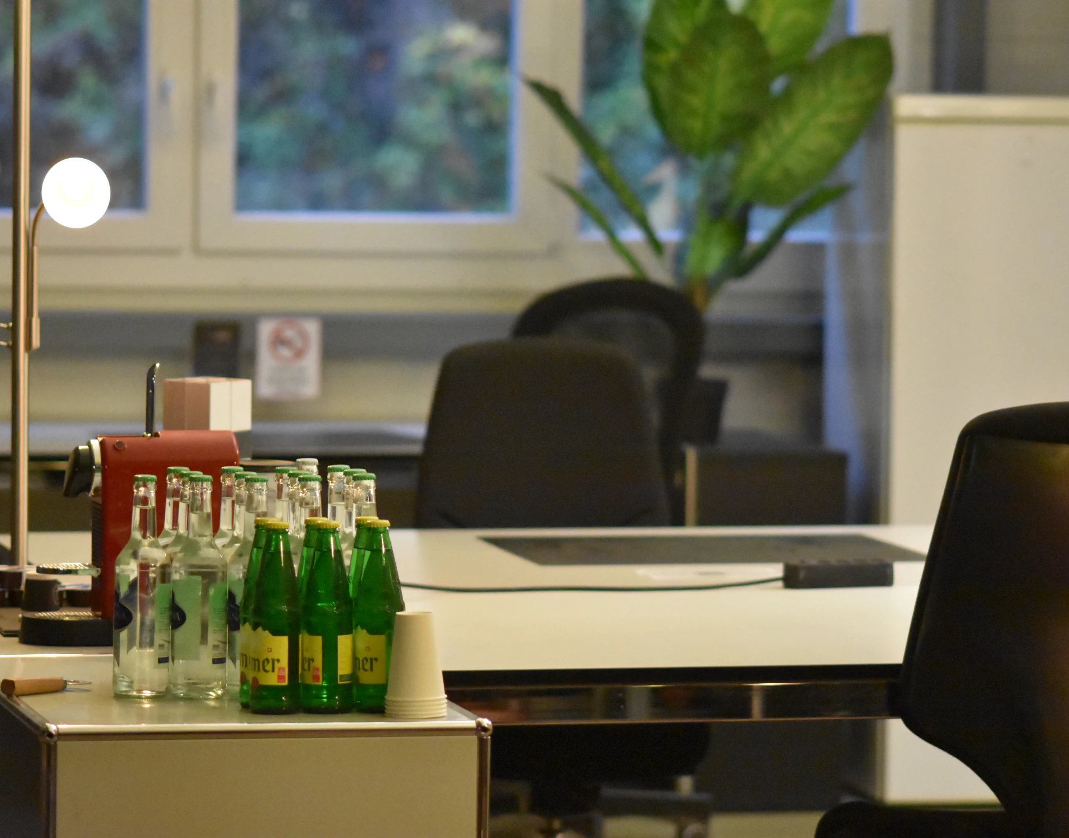 Kundenlounge Revoltaris in Stallikon Zürich mit Arbeitsplätzen und Kaffeemaschine