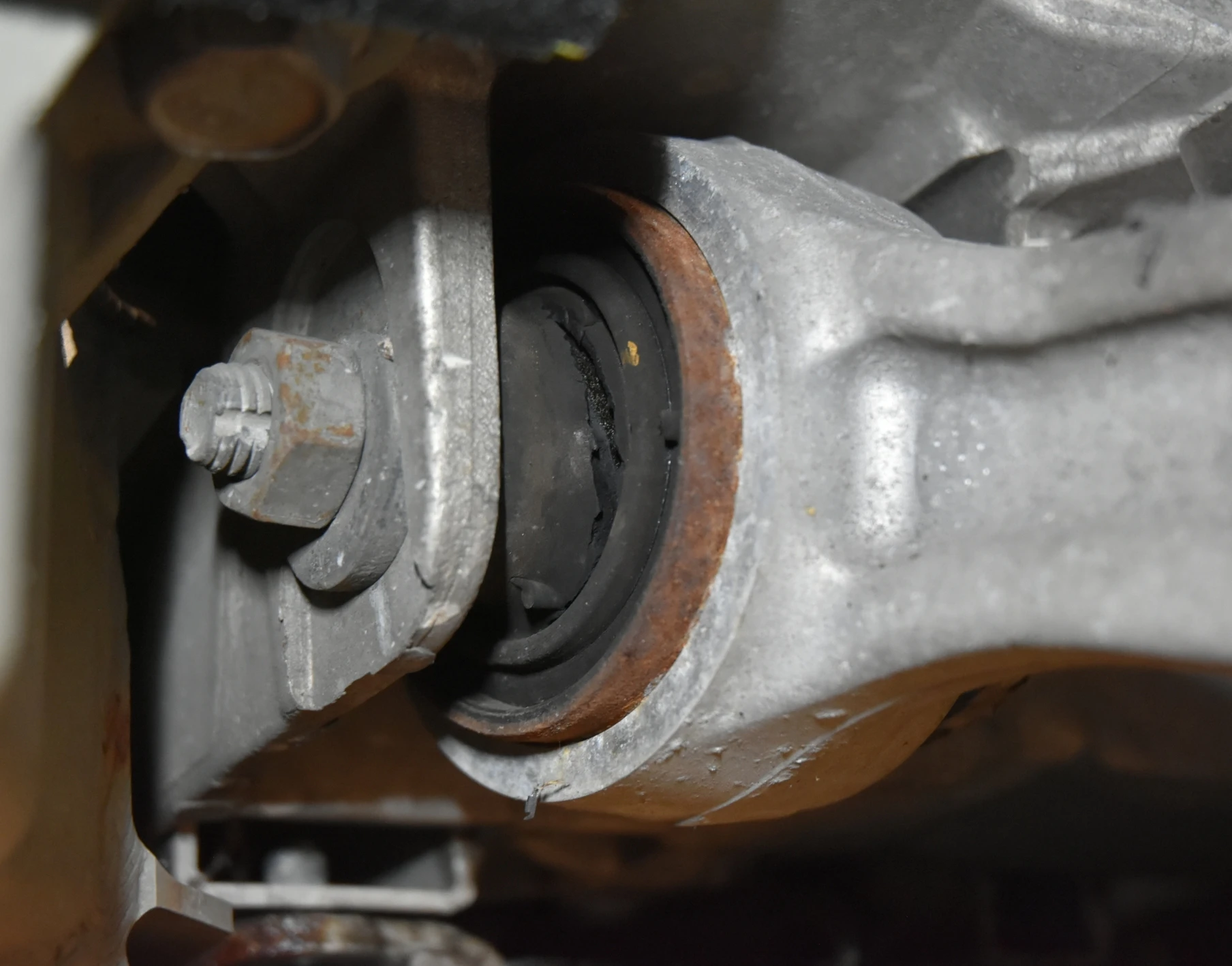 Vorher: gerissene Lagerbuchse am unteren Querlenker des Model S