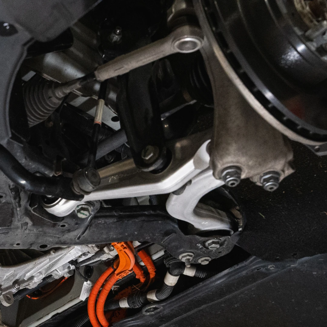 Tesla Fahrwerksreparatur – Kontrolle, Achsvermessung und Komponentenprüfung